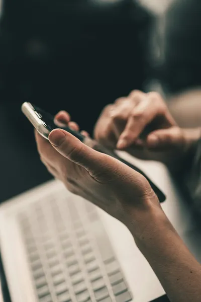 Consultation d'une fiche contact CRM depuis un smartphone